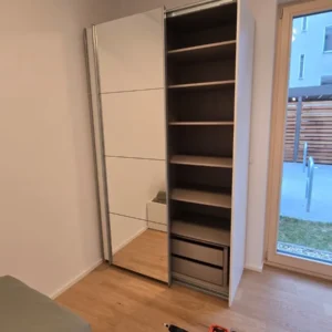 Fachgerechte Möbelmontage eines Kleiderschranks mit Schiebetüren in Berlin durch Swift Umzug Berlin
