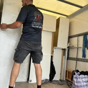 Umzugshelfer von Swift Umzug Berlin lädt geschützte Möbel sicher in den Umzugs-LKW