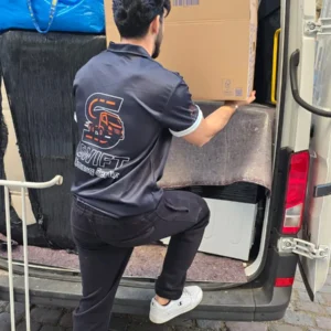 Swift Umzug Berlin team member loading cardboard moving boxes into the transport van
