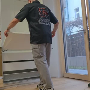 Mitarbeiter von Swift Umzug Berlin baut Schubladen und Innenteile eines Kleiderschranks auf